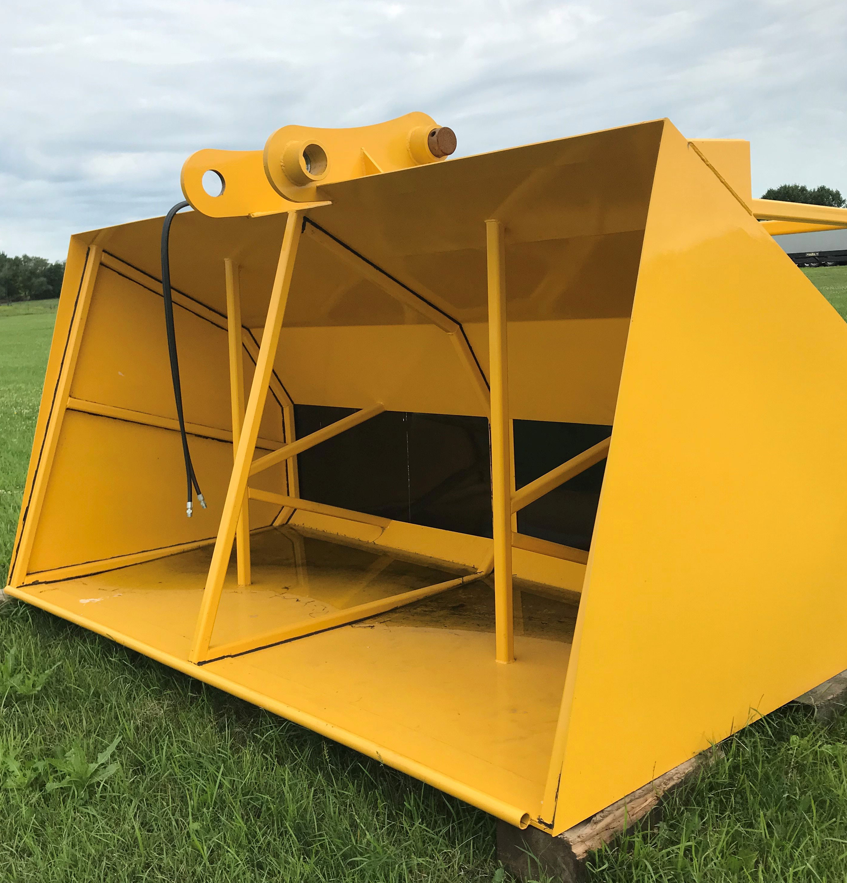 DCM Speedster Bucket KDM Equipment Inc. Bryant, SD Farming Equipment, Ag Dismantled